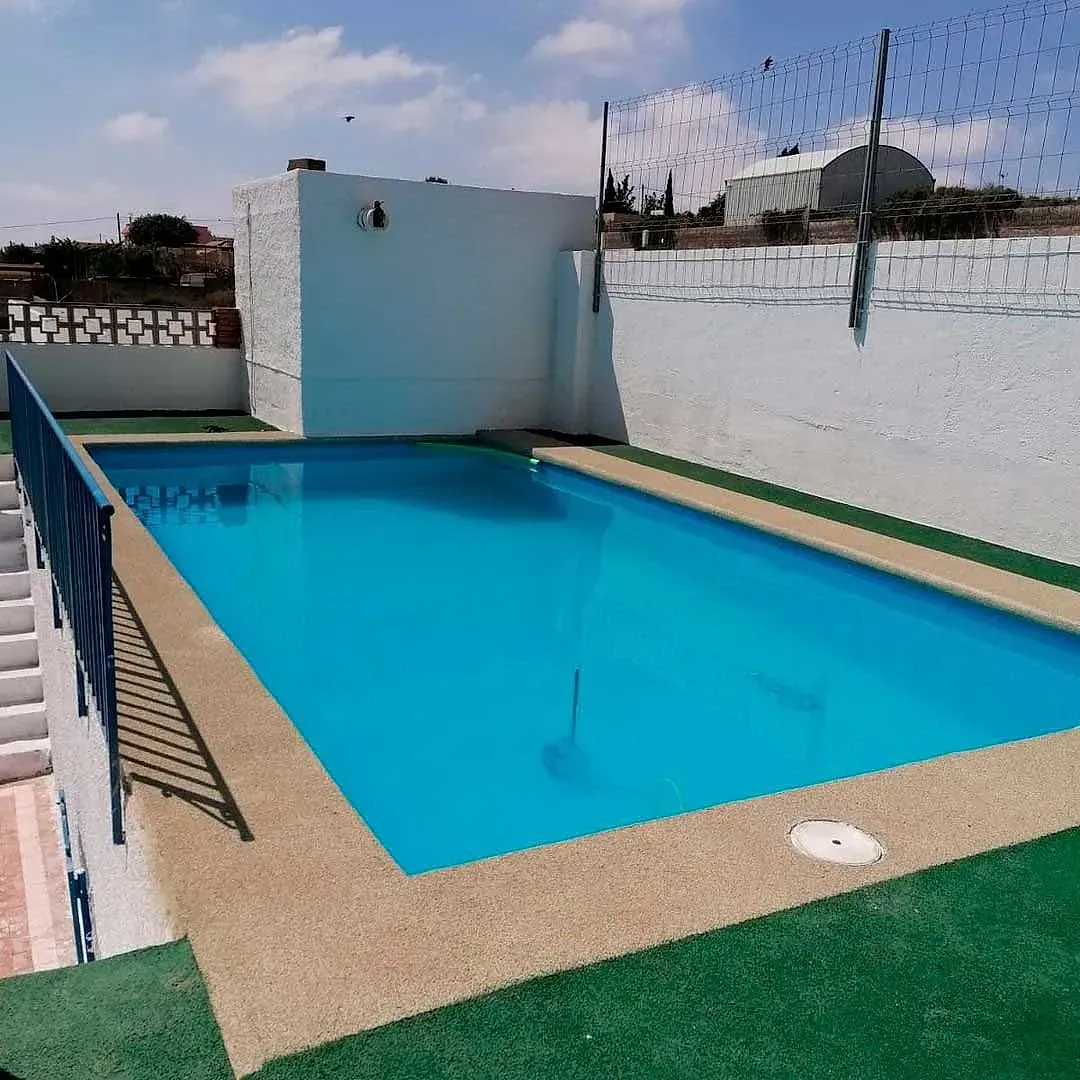 Una gran piscina con una valla alrededor.