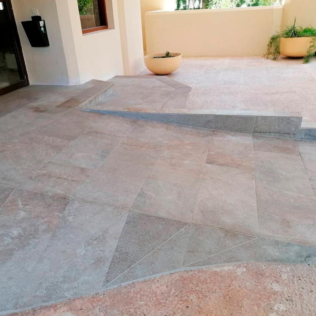 Un patio con una planta en maceta en el medio.