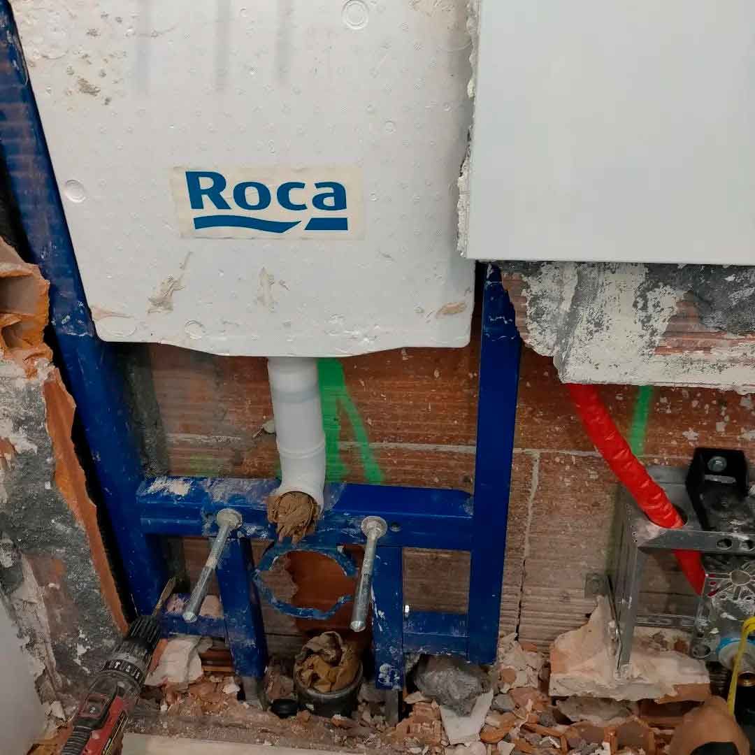 Se está instalando un inodoro Roca en un baño.