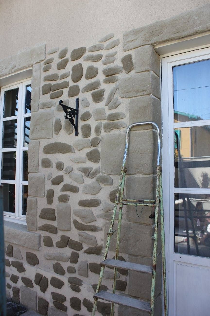 Façade de maison en pierre
