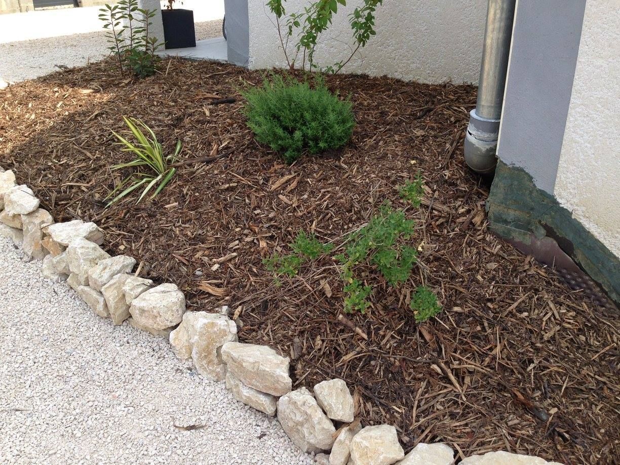 Aménagement d’un parterre avec paillage
