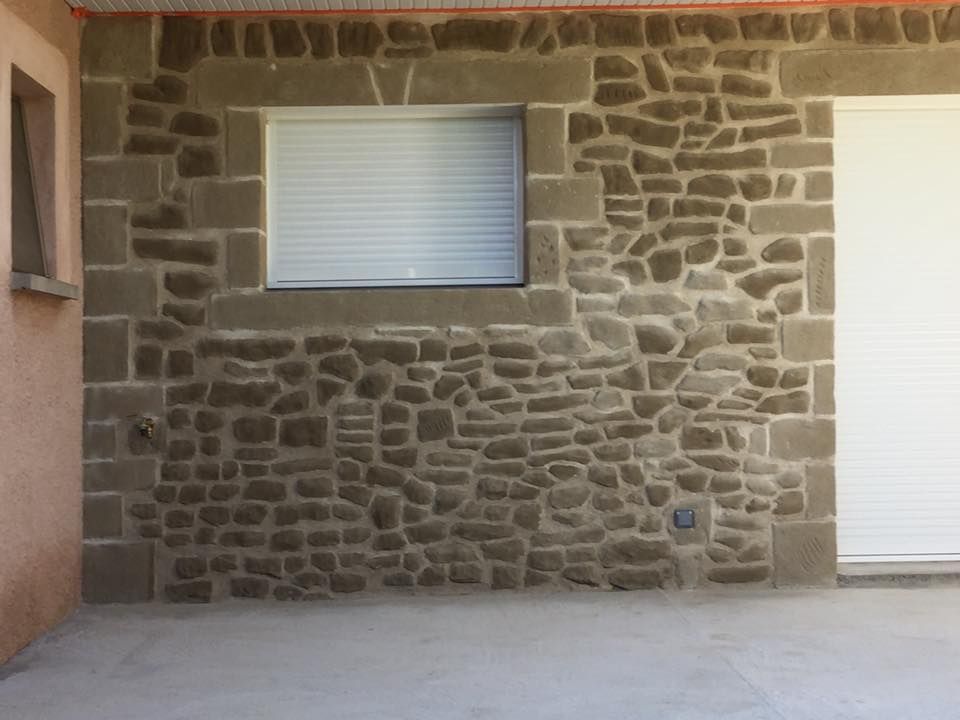 Façade de maison en pierre