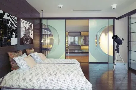 Un dormitorio con una cama, puertas corredizas de vidrio y un telescopio.