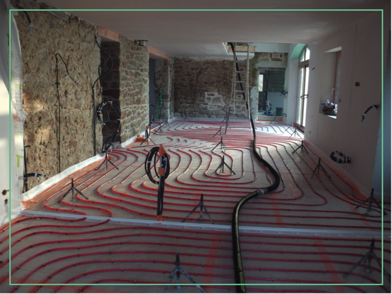 Plancher chauffant = avant le coulage de la chape liquide