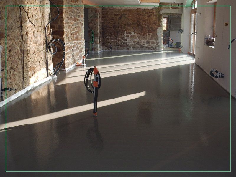 Chape liquide réalisée avec enrobage du plancher chauffant