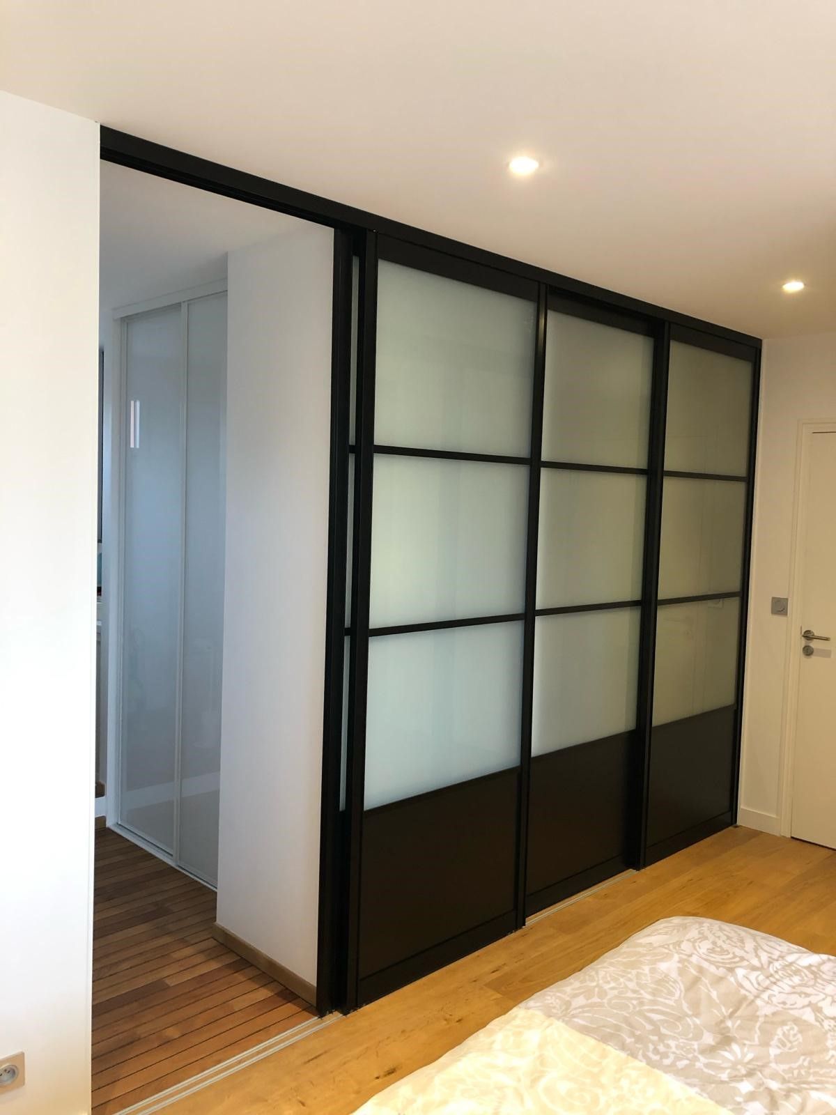 Porte coulissante installée avec des panneaux de verre