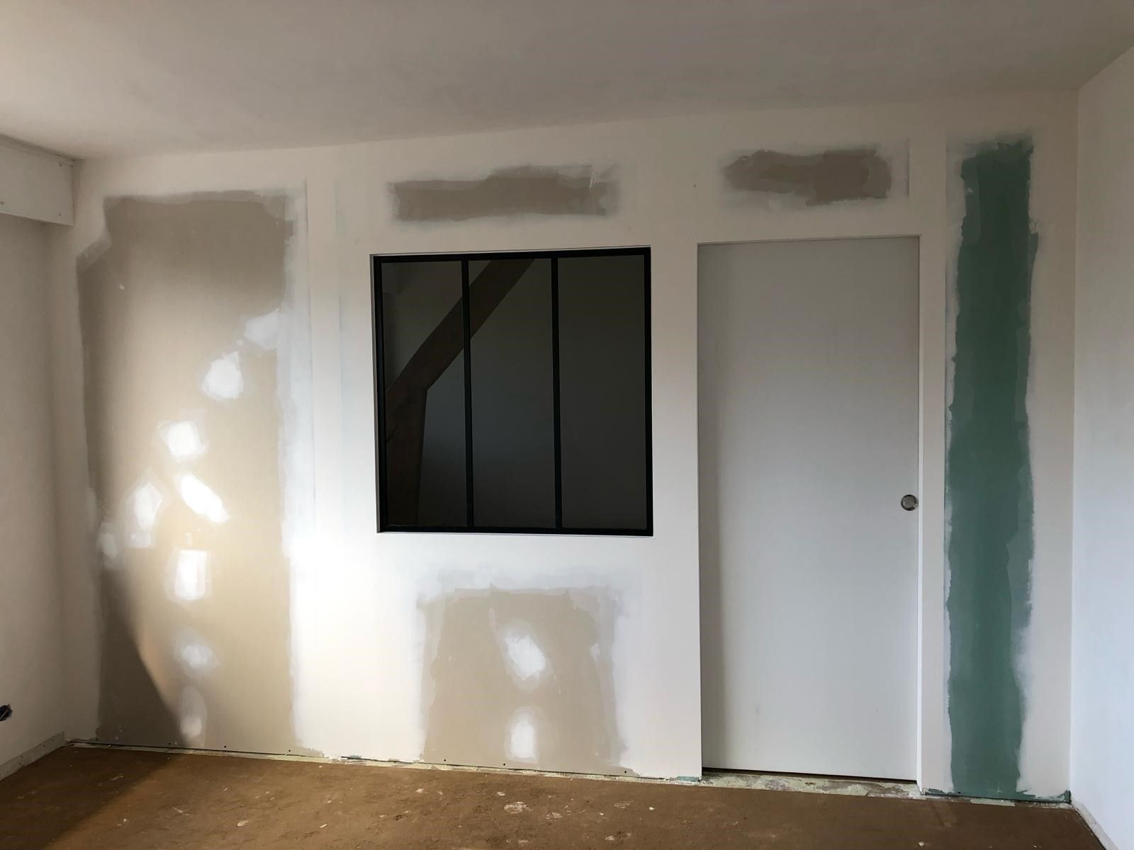 Verrière et porte installées par nos soins lors des travaux de rénovation intérieure