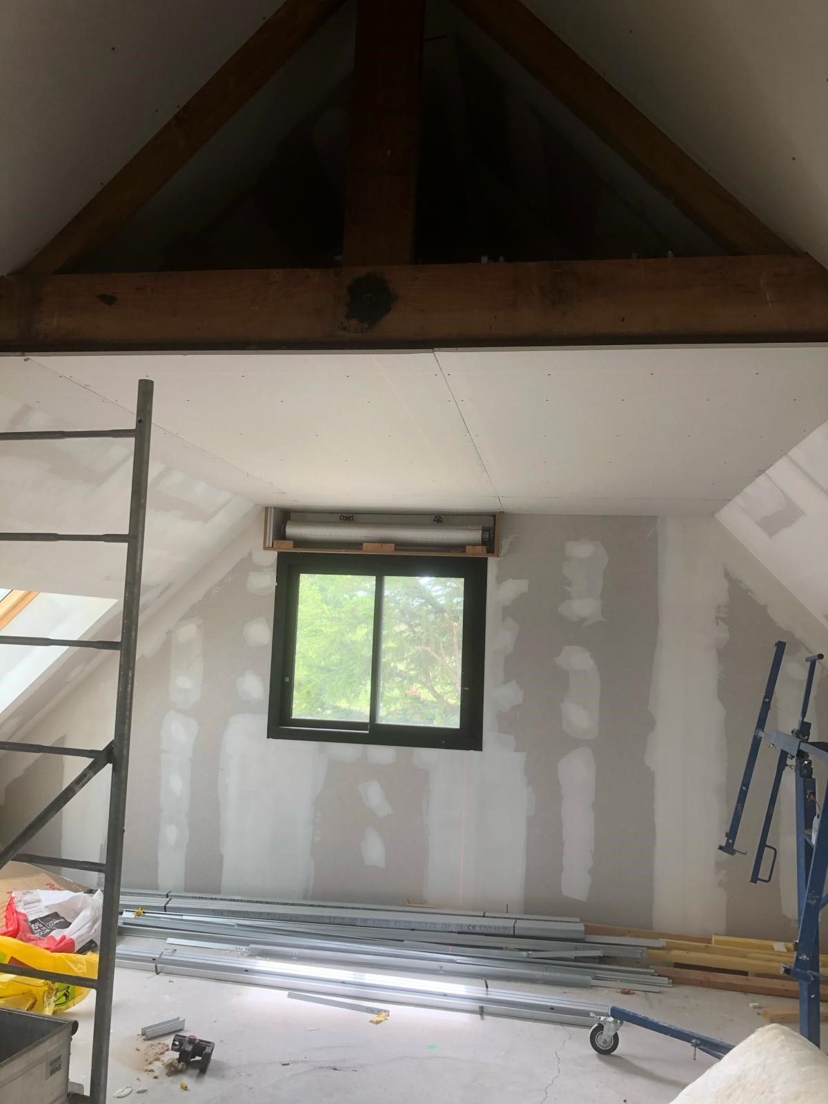 Fenêtre installée dans une pièce en cours de rénovation avec des cloisons