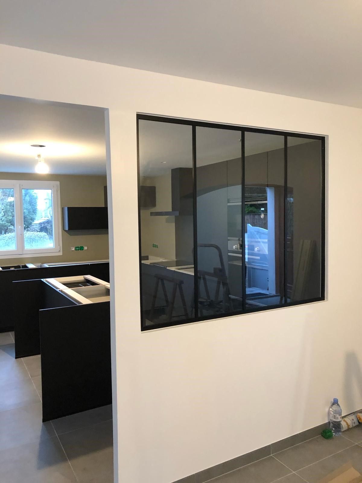 Verrière en aluminium laqué pour apporter de la lumière naturelle entre une cuisine et une autre pièce