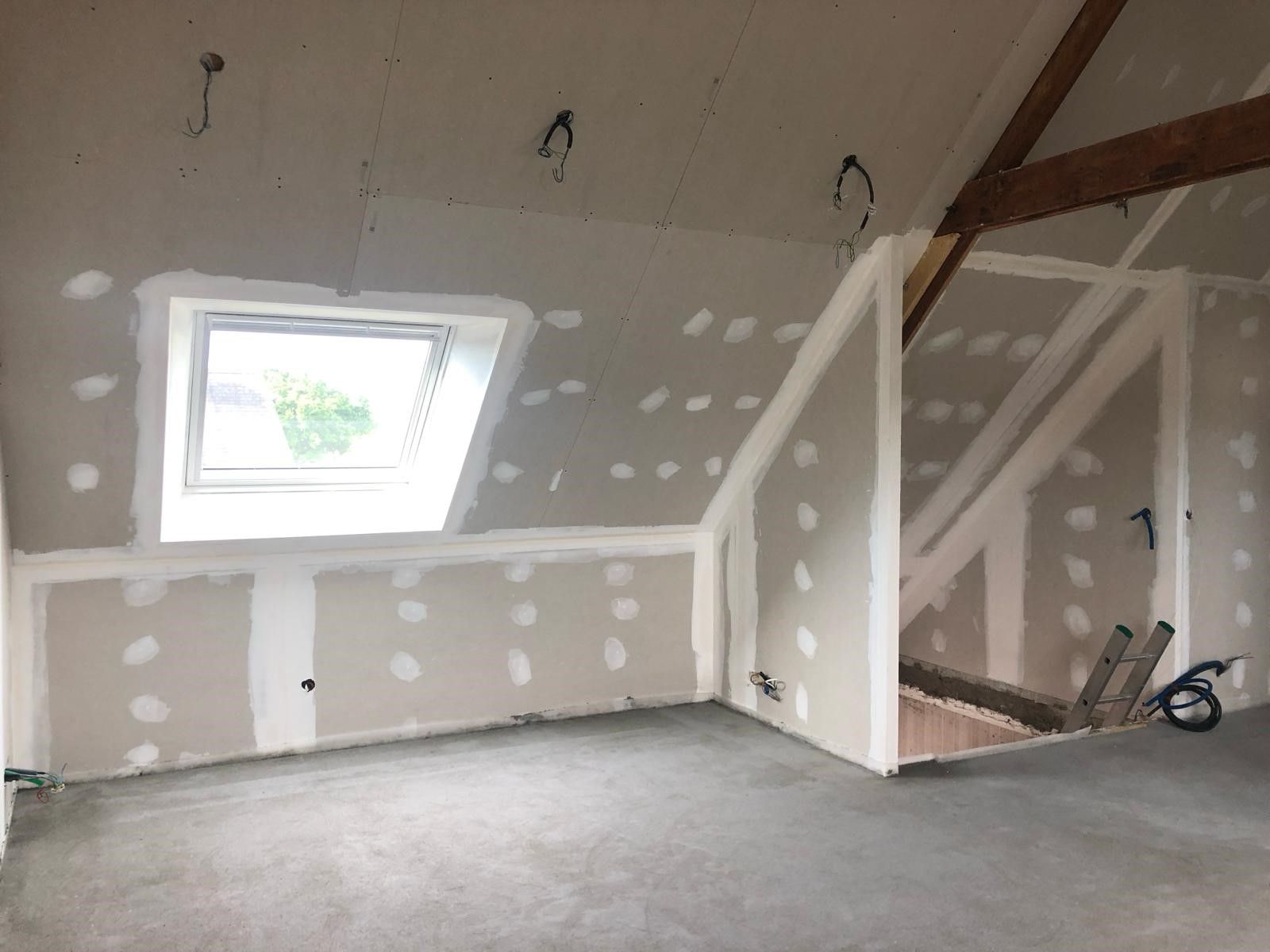 Aménagement de combles en cours avec un Velux® et des emplacements électriques