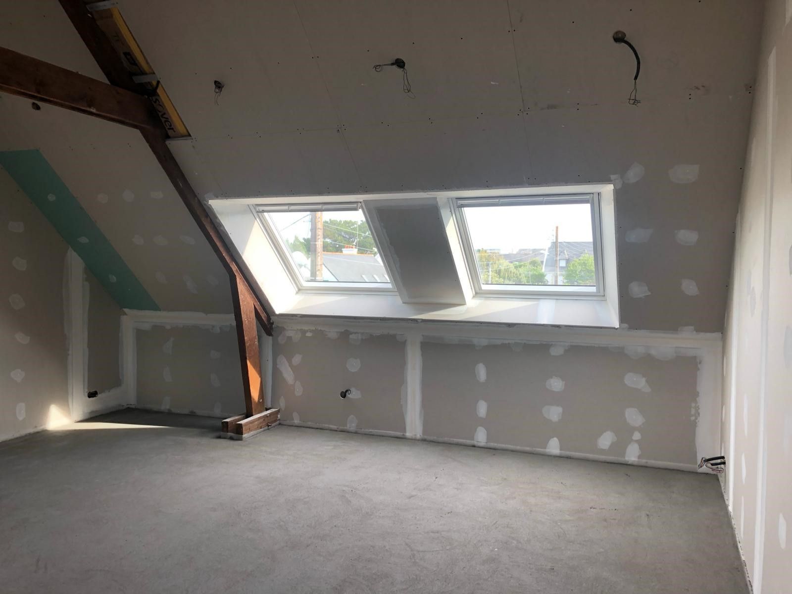 Fenêtres de toit mis en place pour des combles en train d'être aménagés