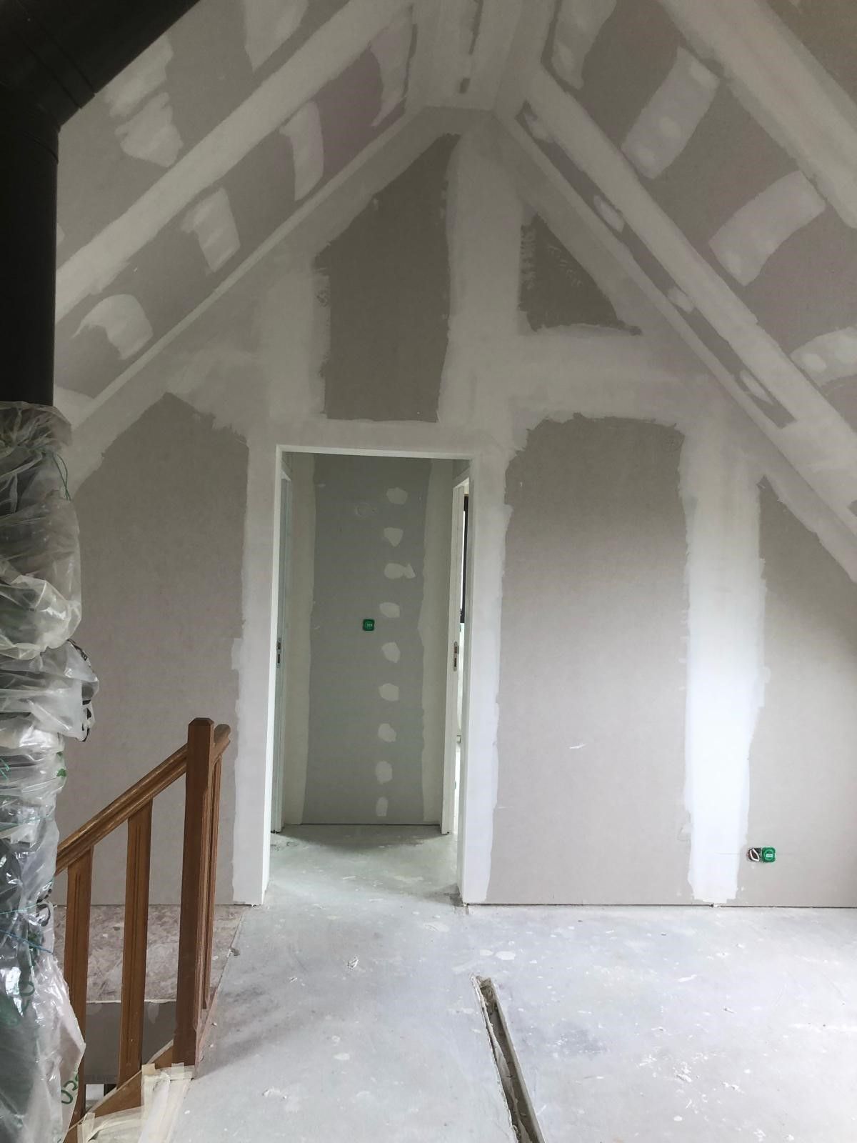 Aménagement de combles en cours avec un emplacement réservé pour une porte intérieure