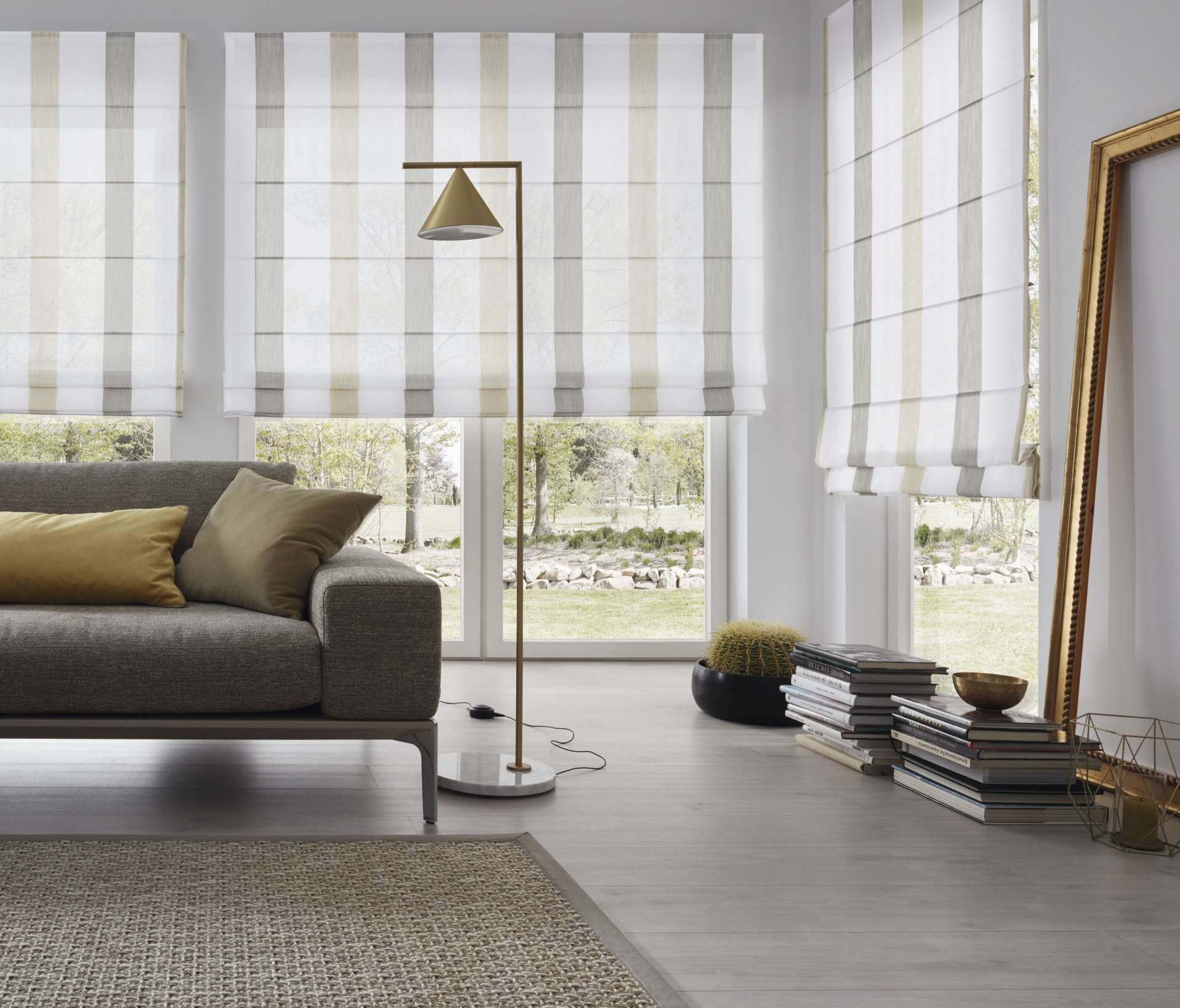 Wohnzimmer mit gestreiften Jalousien, Sofa, Stehlampe und Teppich.