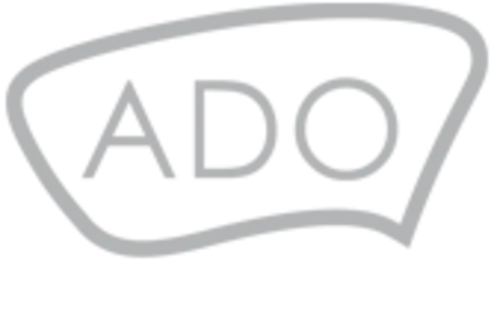 ADO-Logo in einer grauen, gebogenen Form.