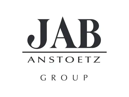 Logo der JAB Anstoetz Gruppe: schwarze Schrift auf weißem Hintergrund. „JAB“ über „ANSTOETZ GROUP“, alles in Serifenschrift.