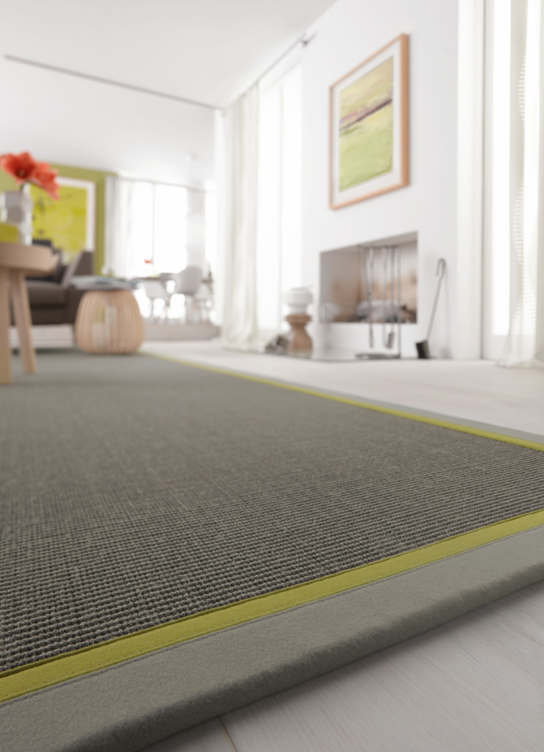 Gemütlicher Veranda-Innenraum mit geblümtem Sessel, Hocker und türkisfarbener Kommode; verwitterte Türen und Fenster.