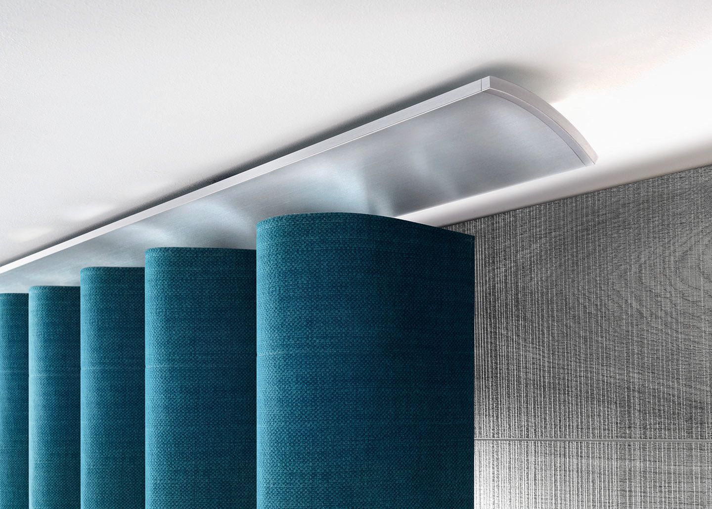 Gemütlicher Veranda-Innenraum mit geblümtem Sessel, Hocker und türkisfarbener Kommode; verwitterte Türen und Fenster.