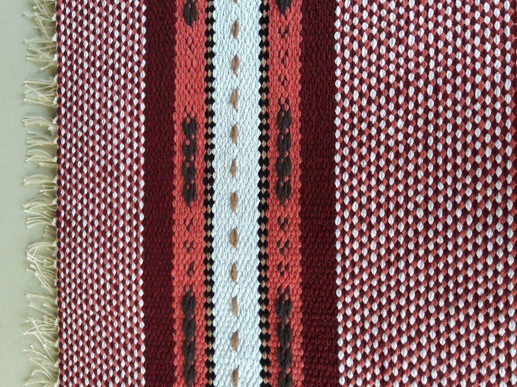 Lähikuva punavalkoraidallisesta hapsuraidasta