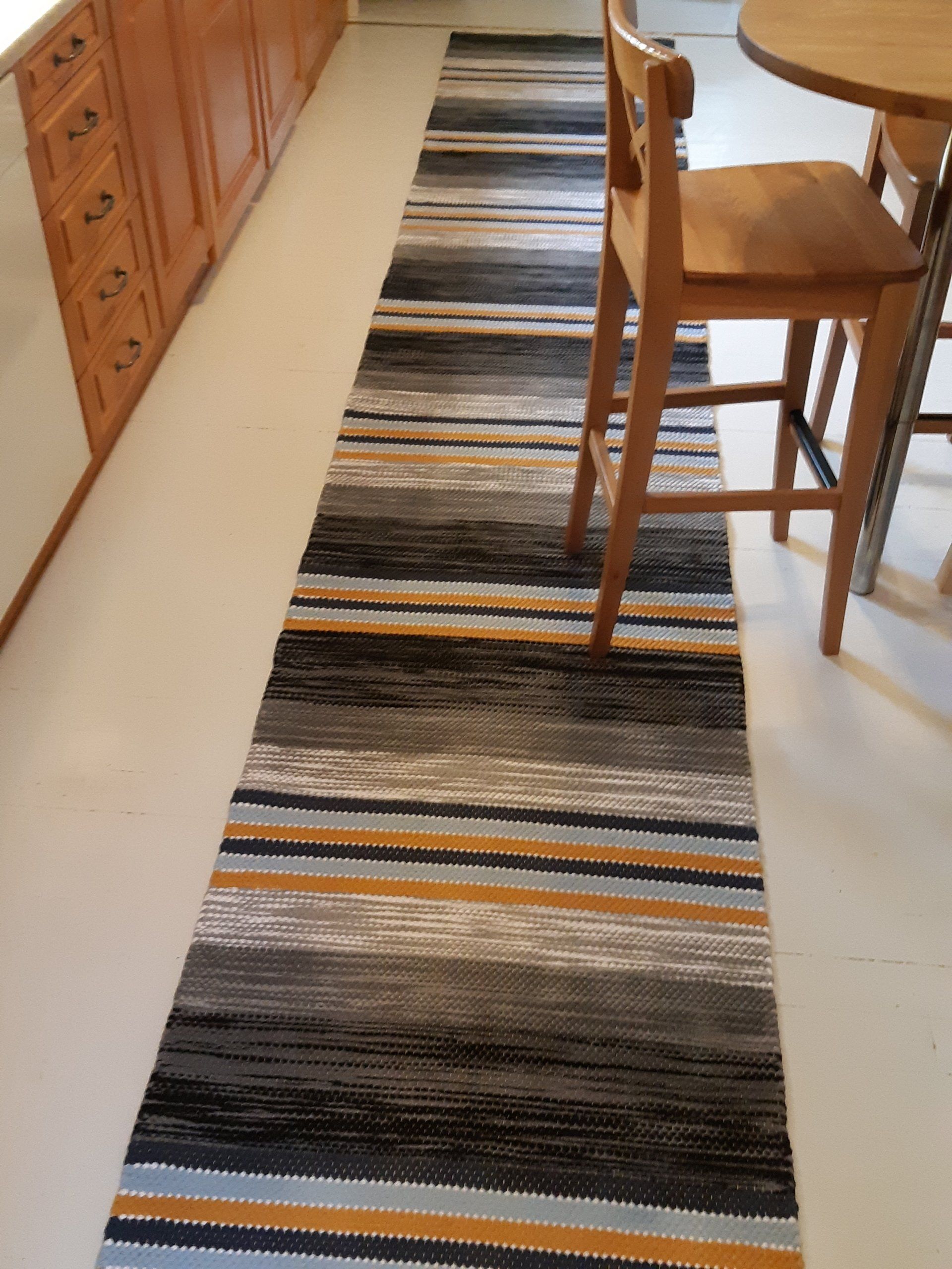 Keittiö, jonka lattialla on raidallinen matto