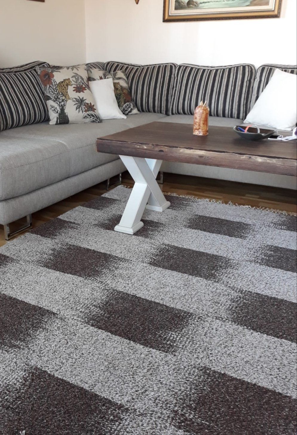 Olohuone, jossa on sohva ja sohvapöytä