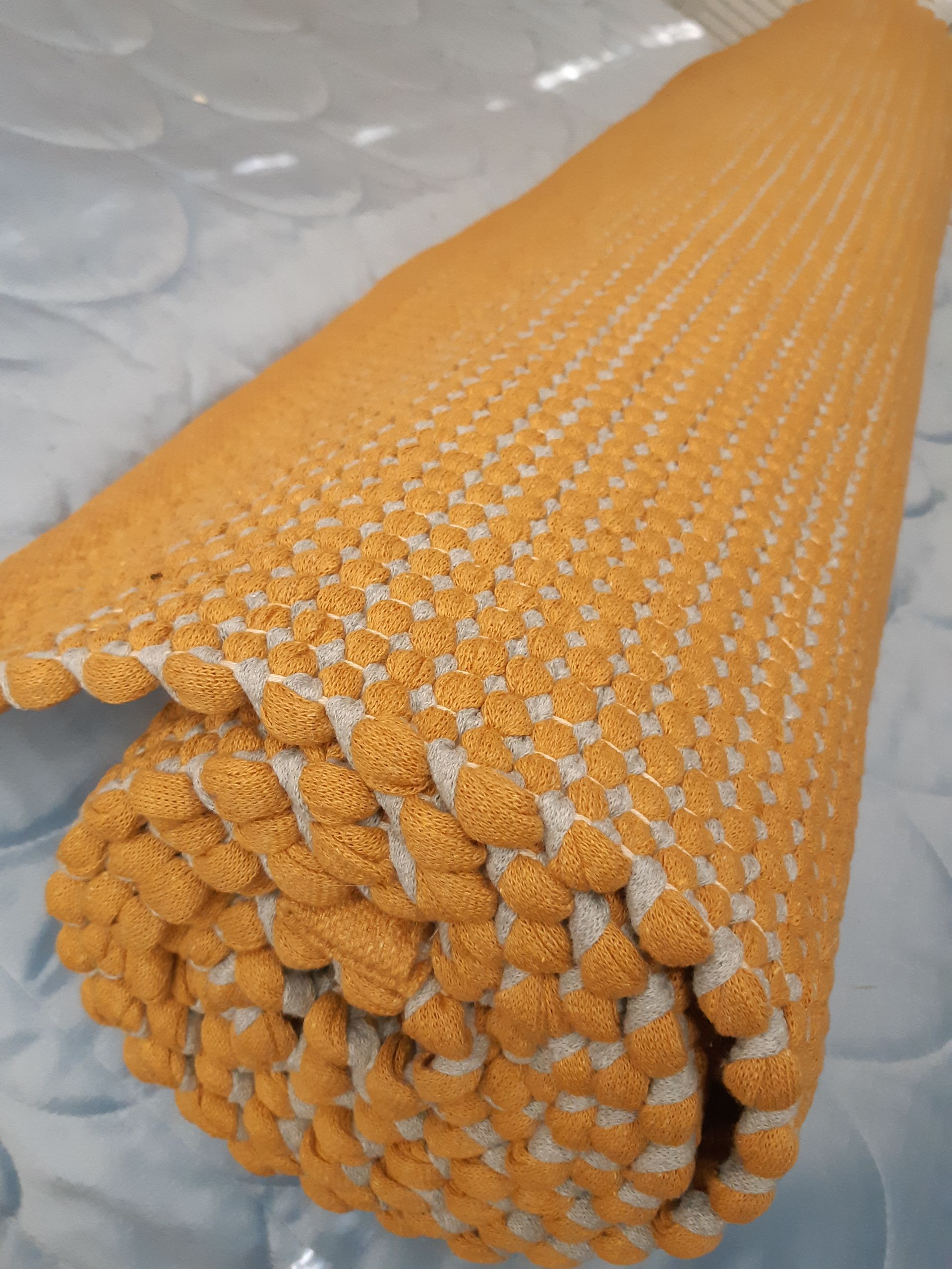 Virkattu matto on rullattu sängylle