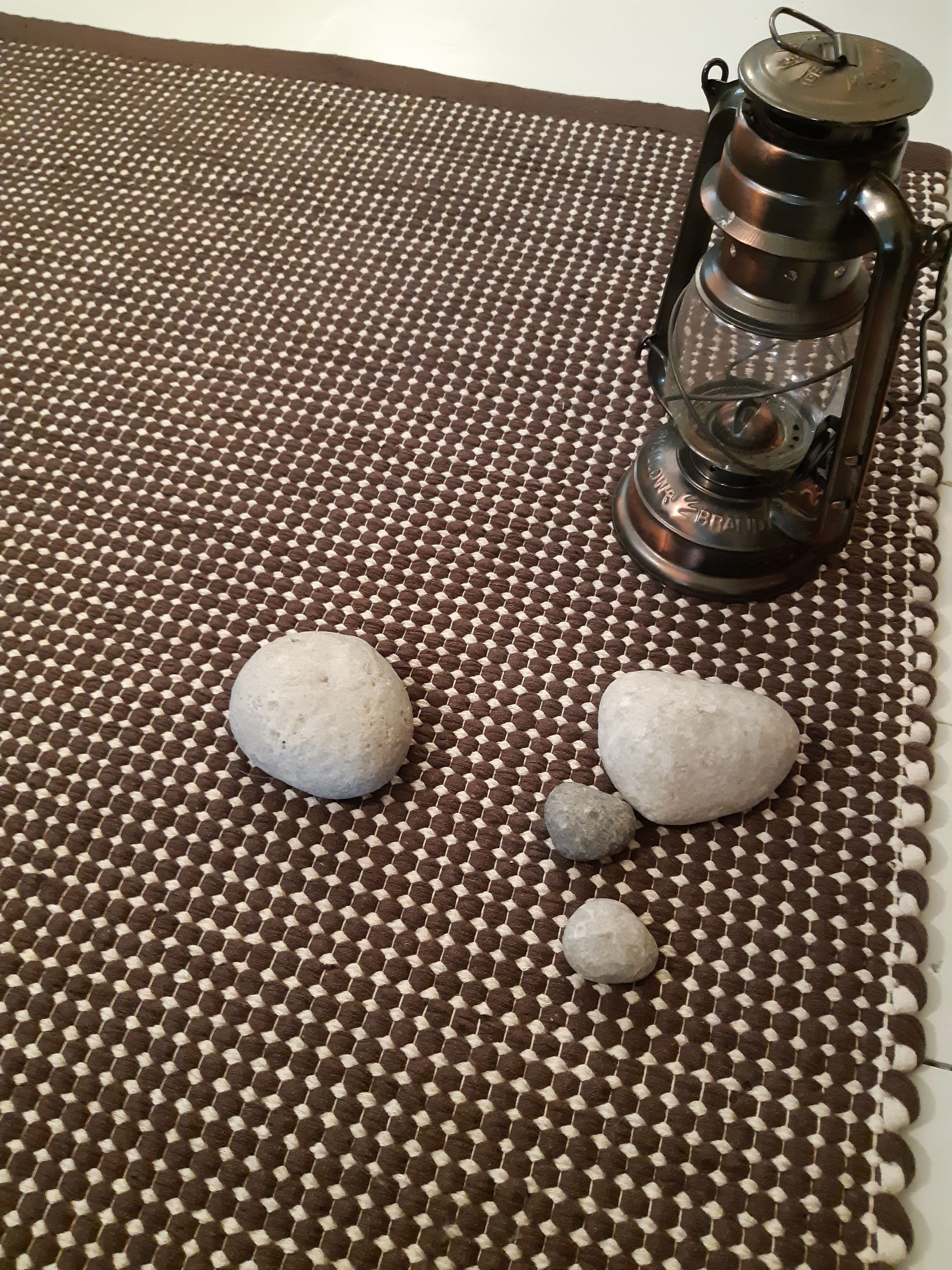 Lyhty on matolla kivien vieressä