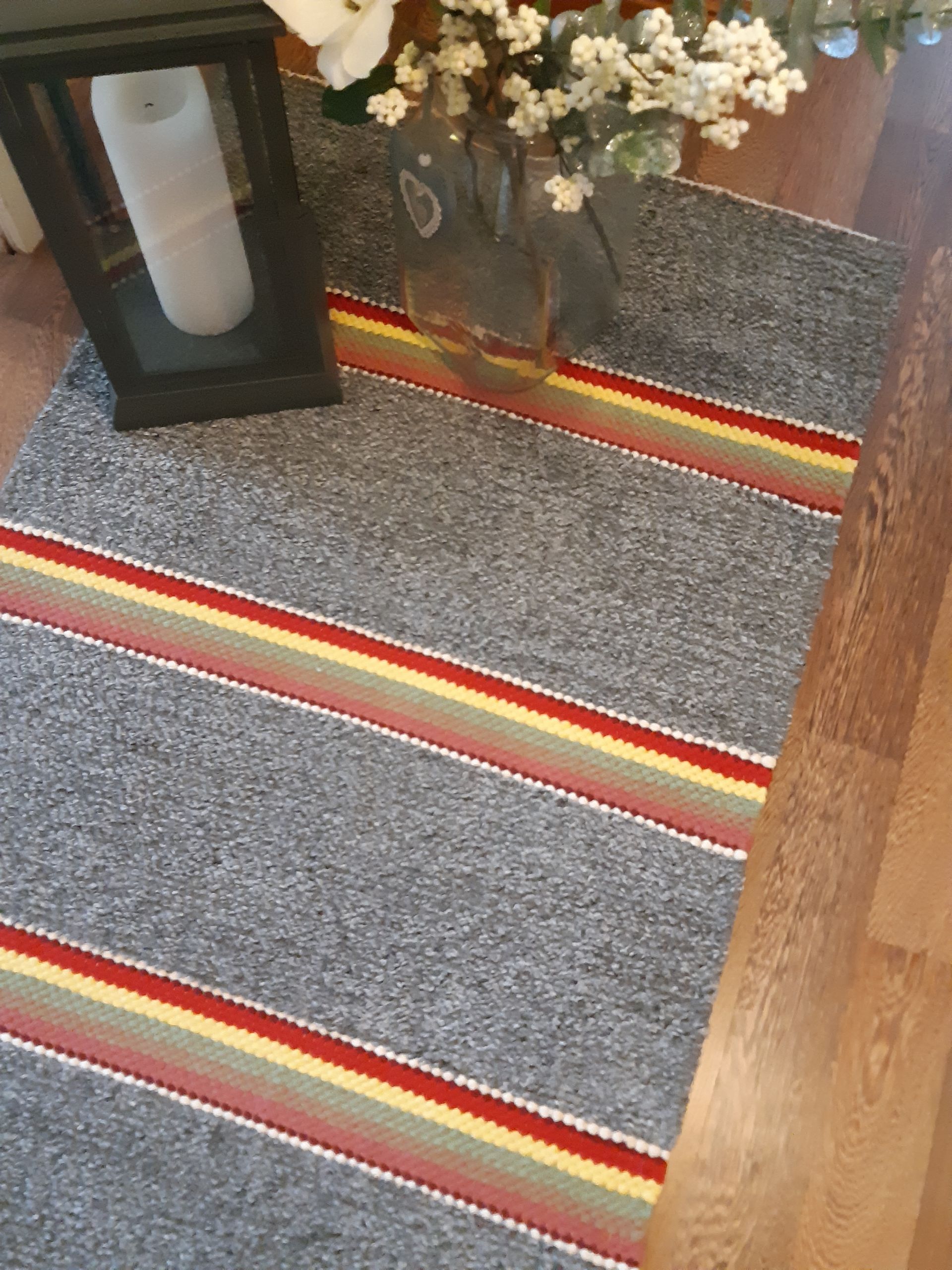 Kukkamaljakko on matolla lyhdyn vieressä