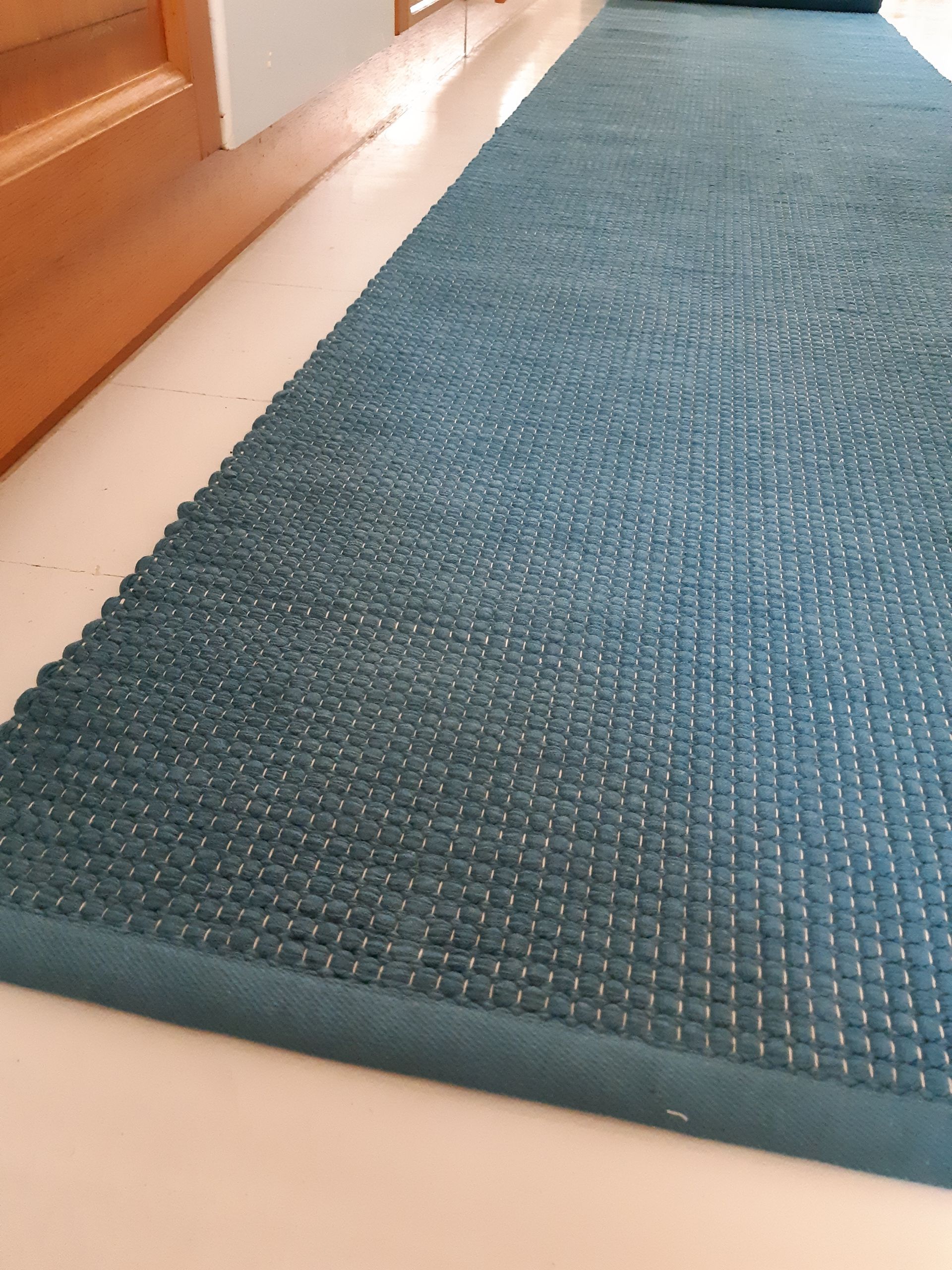 Sininen matto makaa lattialla oven vieressä
