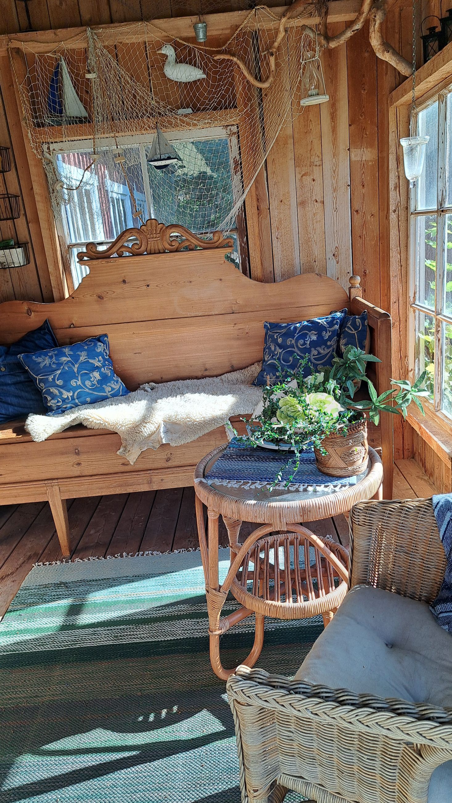 Olohuone, jossa on sininen sohva ja puinen sohvapöytä