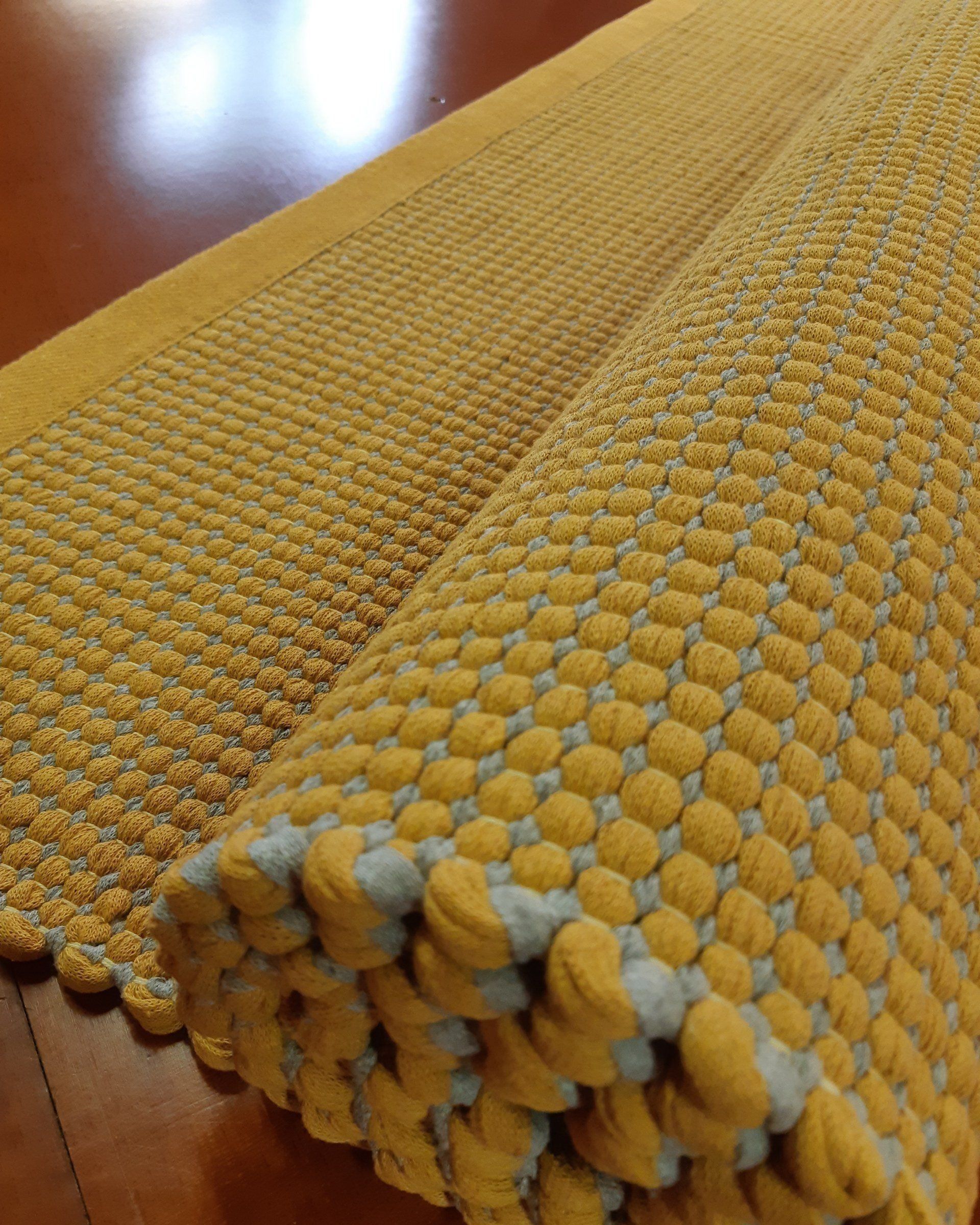 Keltainen matto lepää puisella pöydällä