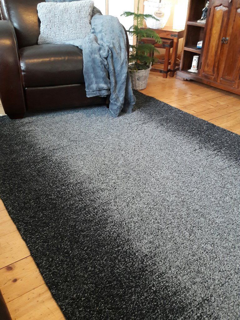 Olohuone, jossa on tuoli ja matto