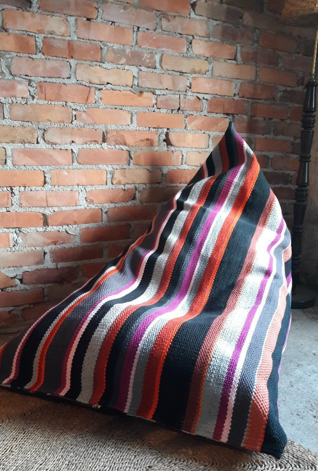 Säkkituoli tiiliseinän edessä