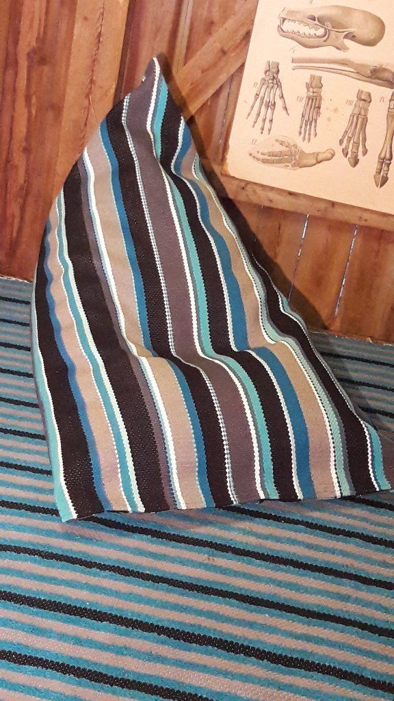 Raidallinen säkkituoli on raidallisella matolla