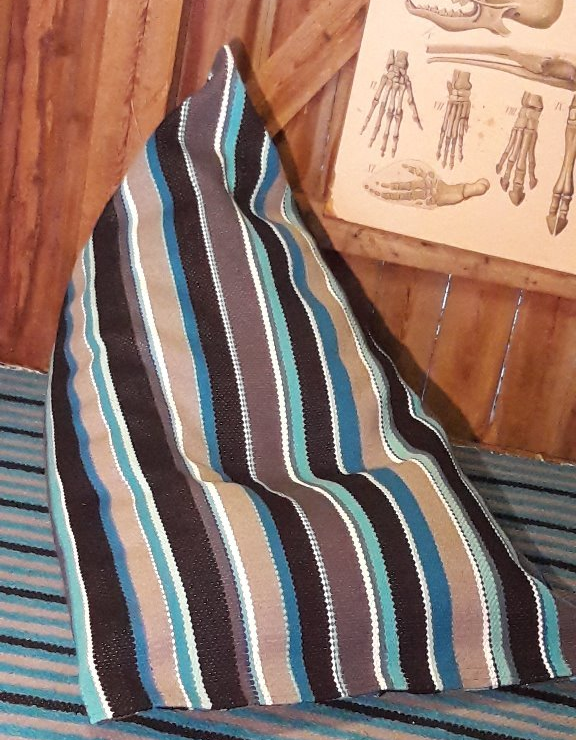 Säkkituoli, jonka päällä on raidallinen viltti