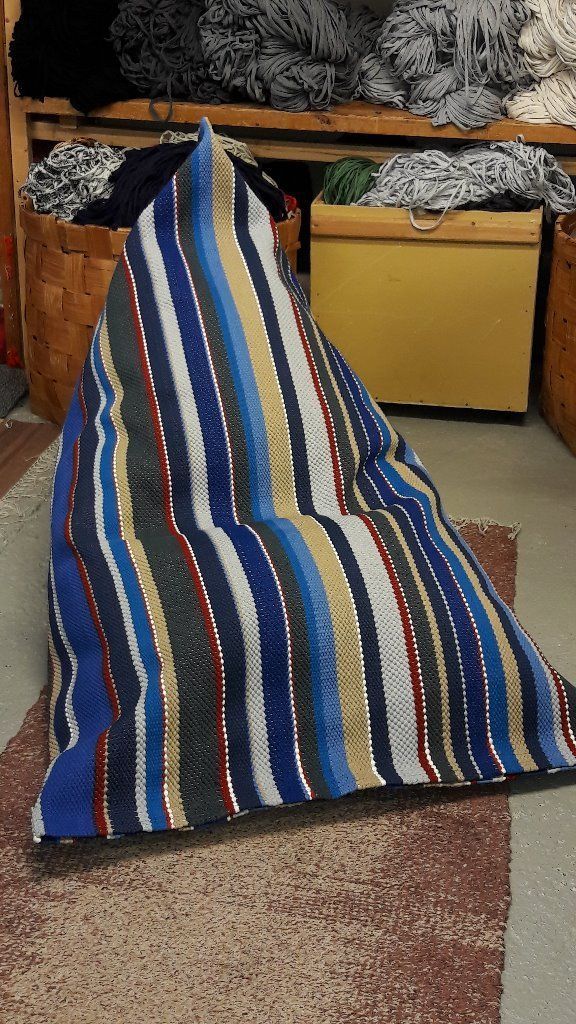 Raidallinen säkkituoli on matolla