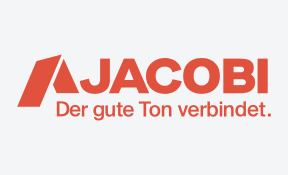 Das Logo von Jacobi Walther Dachziegel zeigt rote und schwarze Schrift auf weißem Hintergrund mit einer gelben Akzentform.