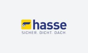 Logo von Hasse mit einem gelben quadratischen Symbol, das eine stilisierte dunkelblaue Dachform enthält, und dem Text 