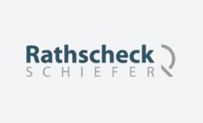 Das Logo von Rathscheck Schiefer, bestehend aus dem dunkelblauen Wort „Rathscheck“ über dem hellgrauen „SCHIEFER“ und einem grauen Symbol.