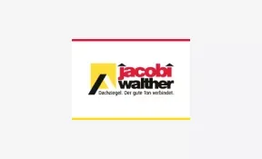 Das Logo von Jacobi Walther Dachziegel zeigt rote und schwarze Schrift auf weißem Hintergrund mit einer gelben Akzentform.