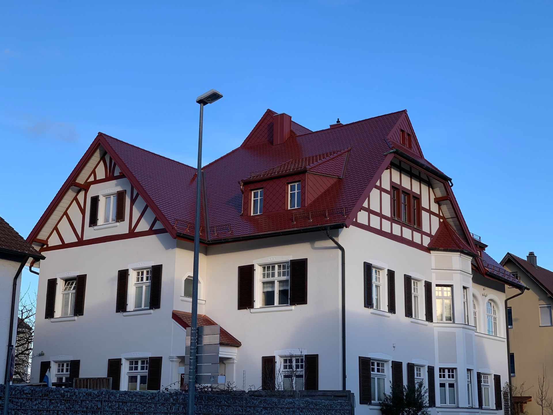 Stadtvilla in Roth - Ensembleschutz-Sanierung in Biber-Doppeldeckung rotbraun engoiert