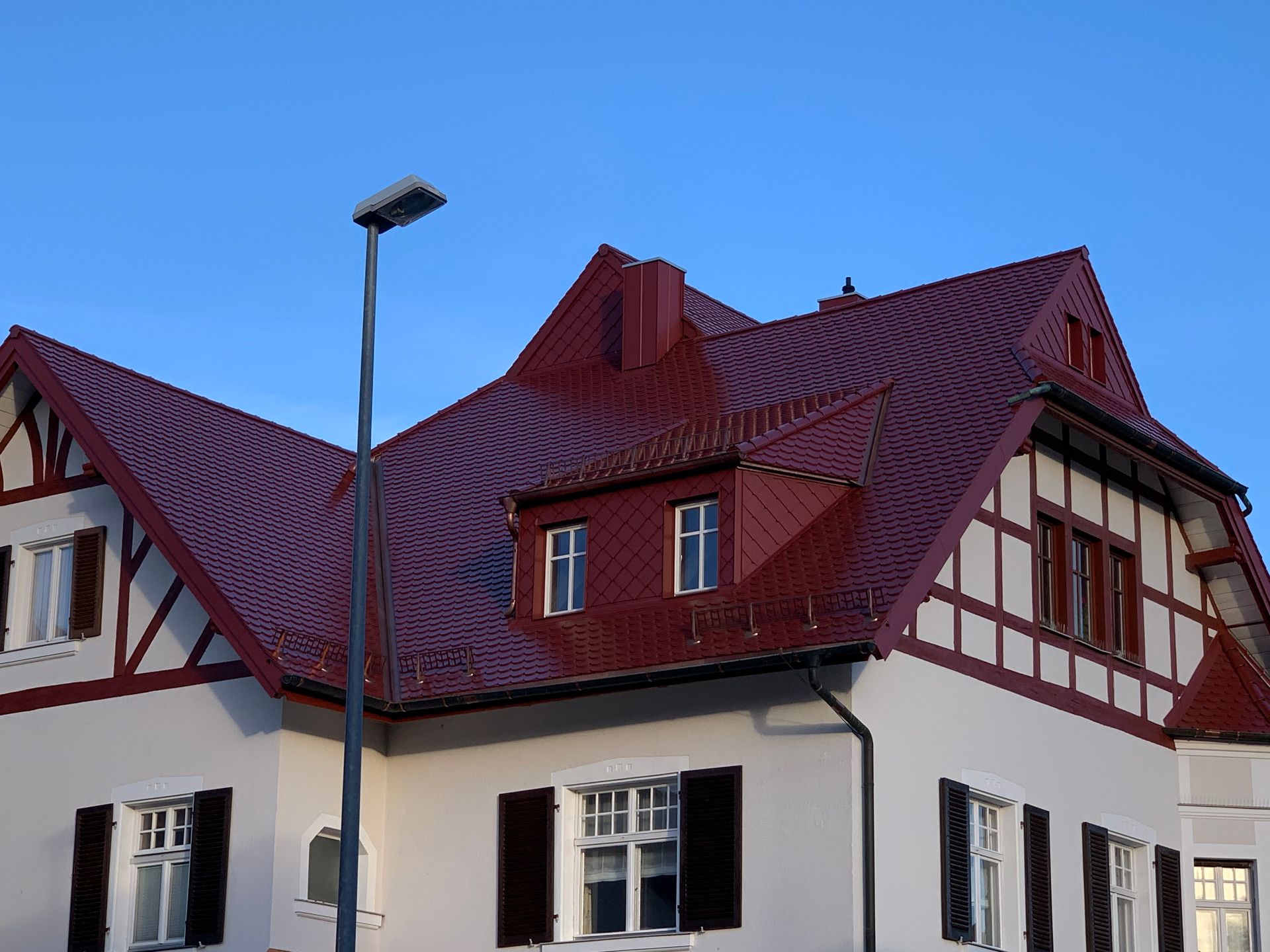 Stadtvilla in Roth - Ensembleschutz-Sanierung in Biber-Doppeldeckung rotbraun engoiert