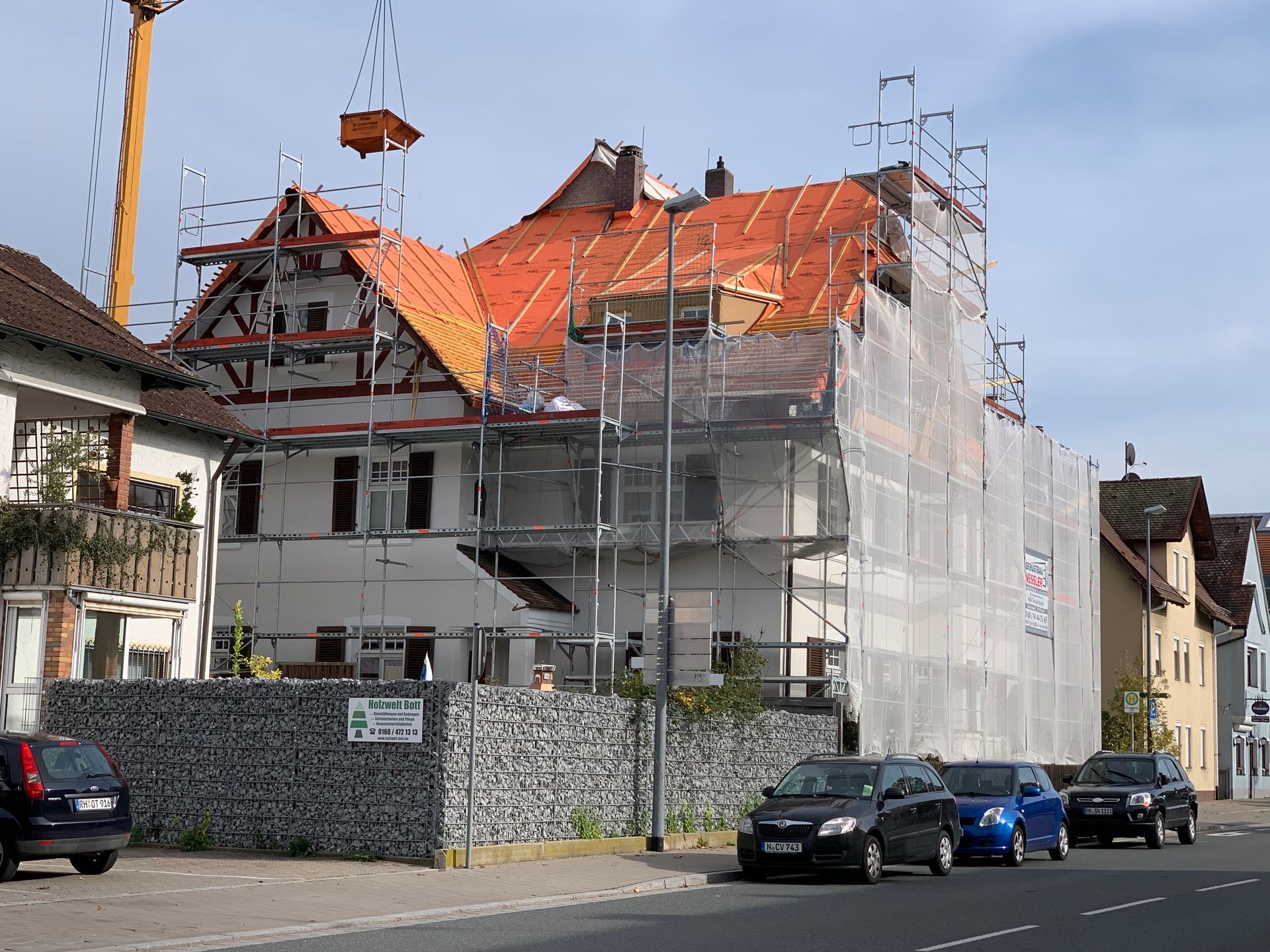 Stadtvilla in Roth - Ensembleschutz-Sanierung in Biber-Doppeldeckung rotbraun engoiert