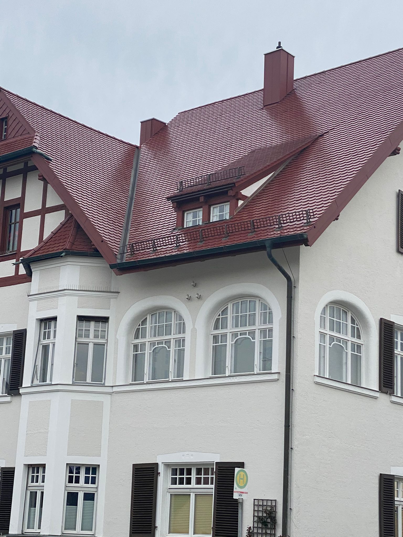 Stadtvilla in Roth - Ensembleschutz-Sanierung in Biber-Doppeldeckung rotbraun engoiert