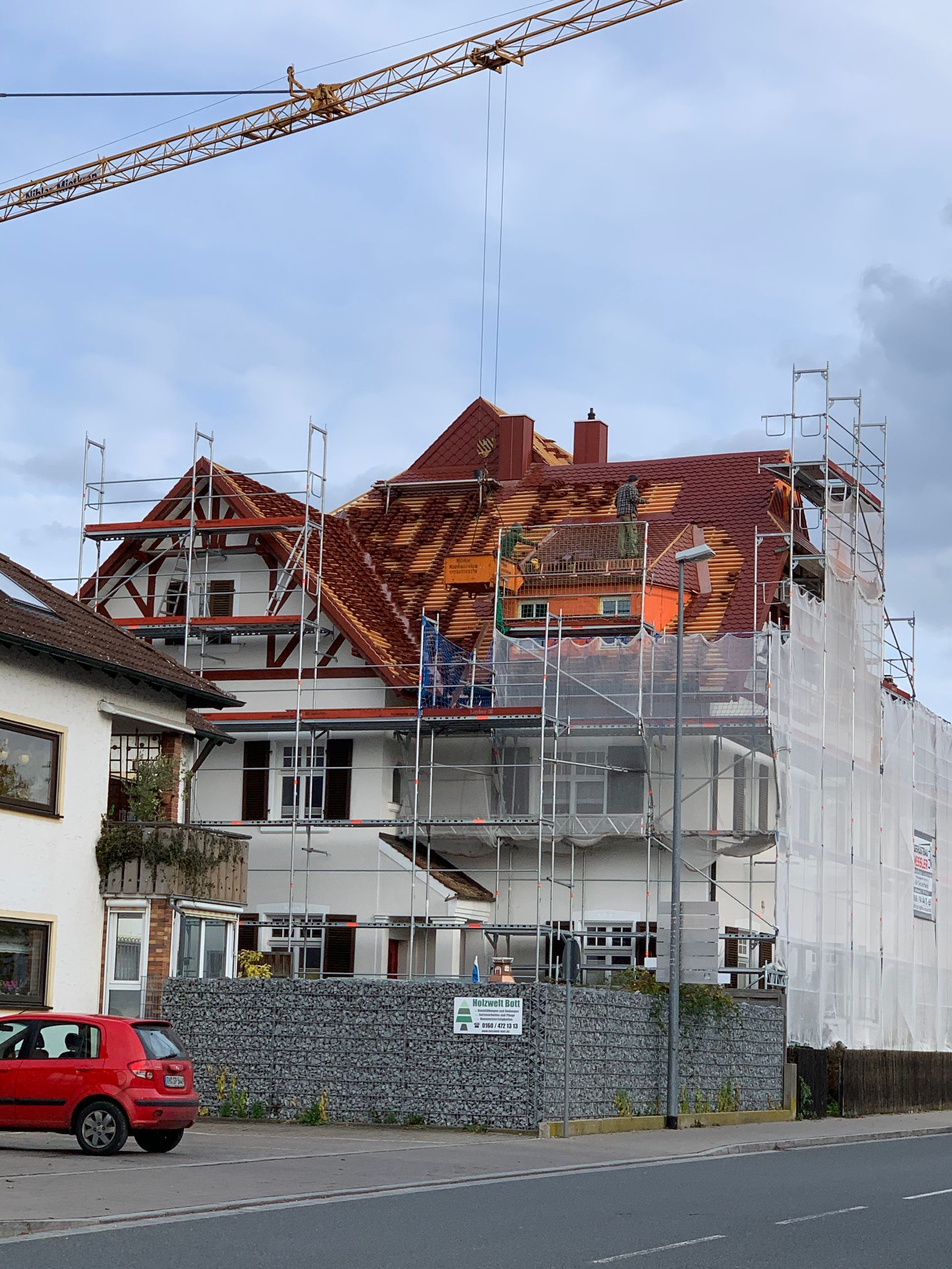 Stadtvilla in Roth - Ensembleschutz-Sanierung in Biber-Doppeldeckung rotbraun engoiert