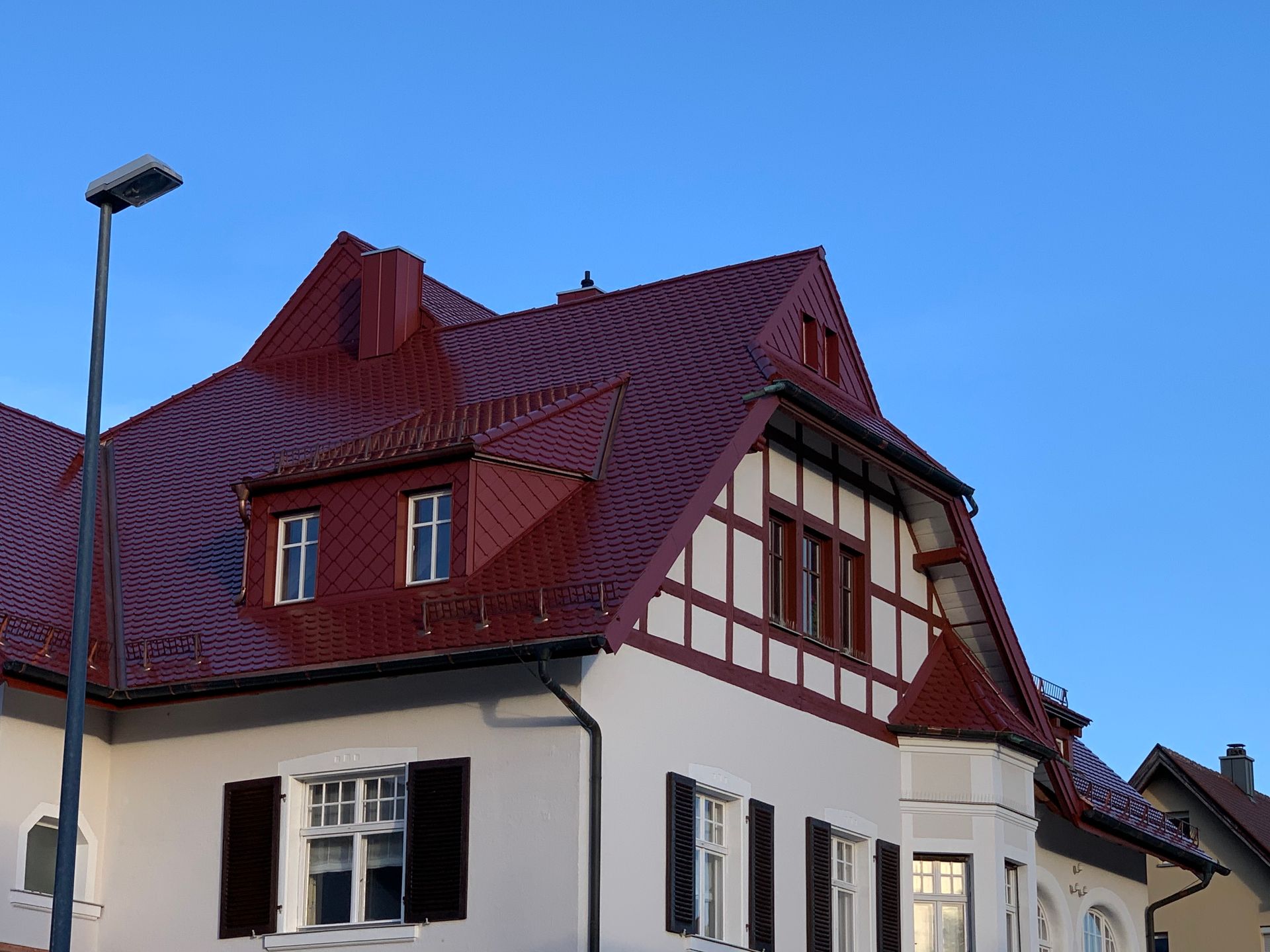 Stadtvilla in Roth - Ensembleschutz-Sanierung in Biber-Doppeldeckung rotbraun engoiert
