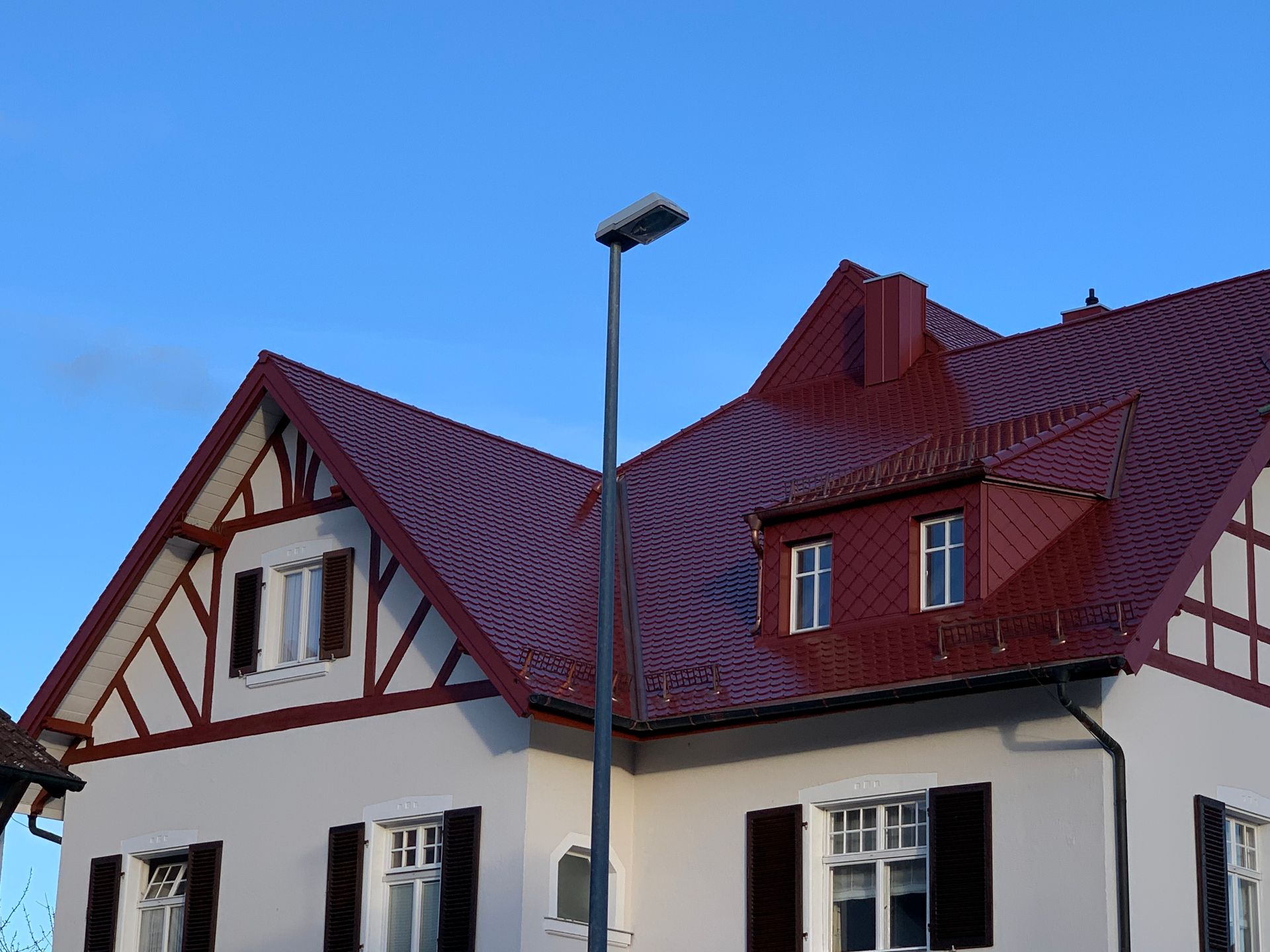 Stadtvilla in Roth - Ensembleschutz-Sanierung in Biber-Doppeldeckung rotbraun engoiert