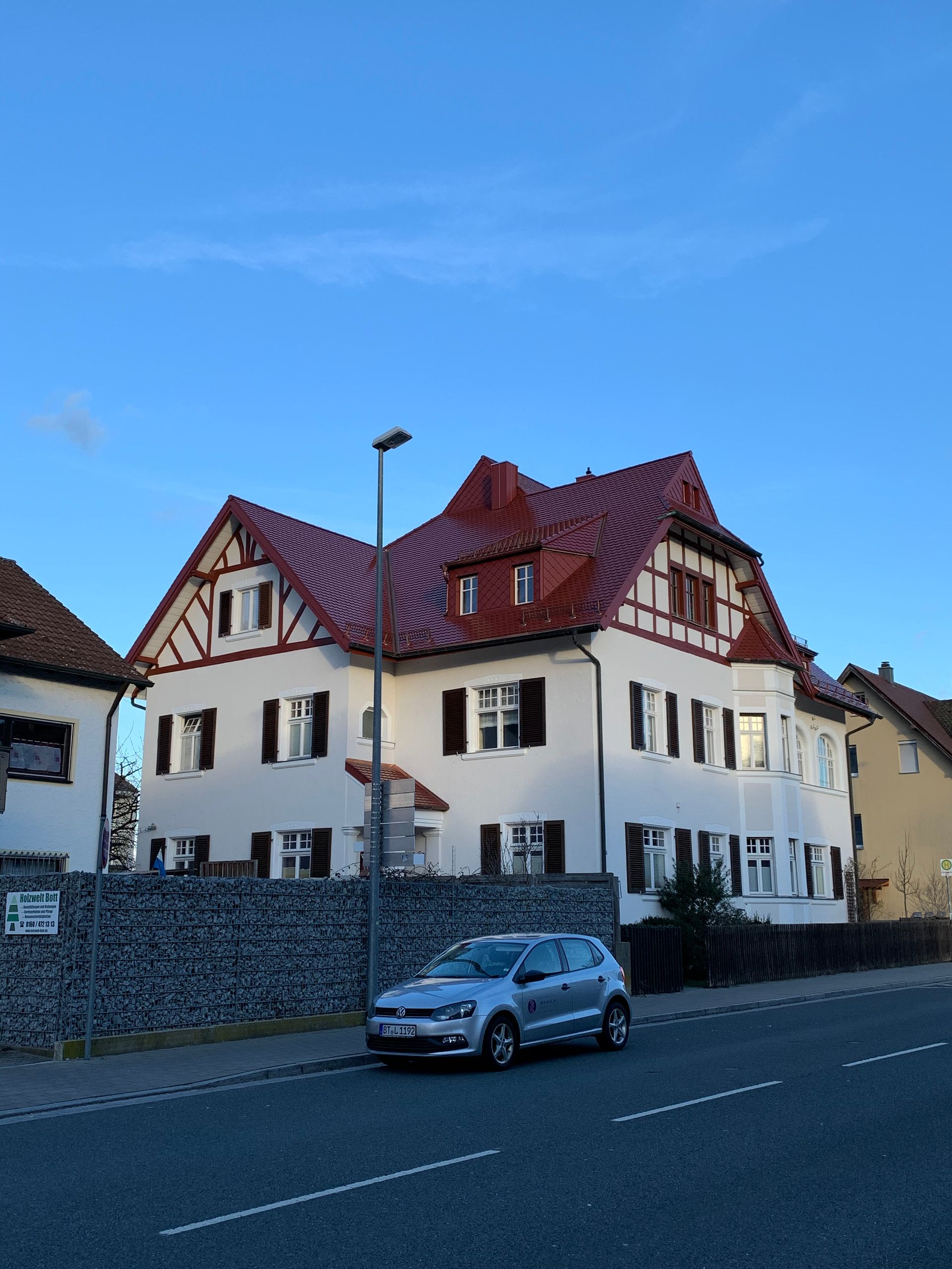 Stadtvilla in Roth - Ensembleschutz-Sanierung in Biber-Doppeldeckung rotbraun engoiert