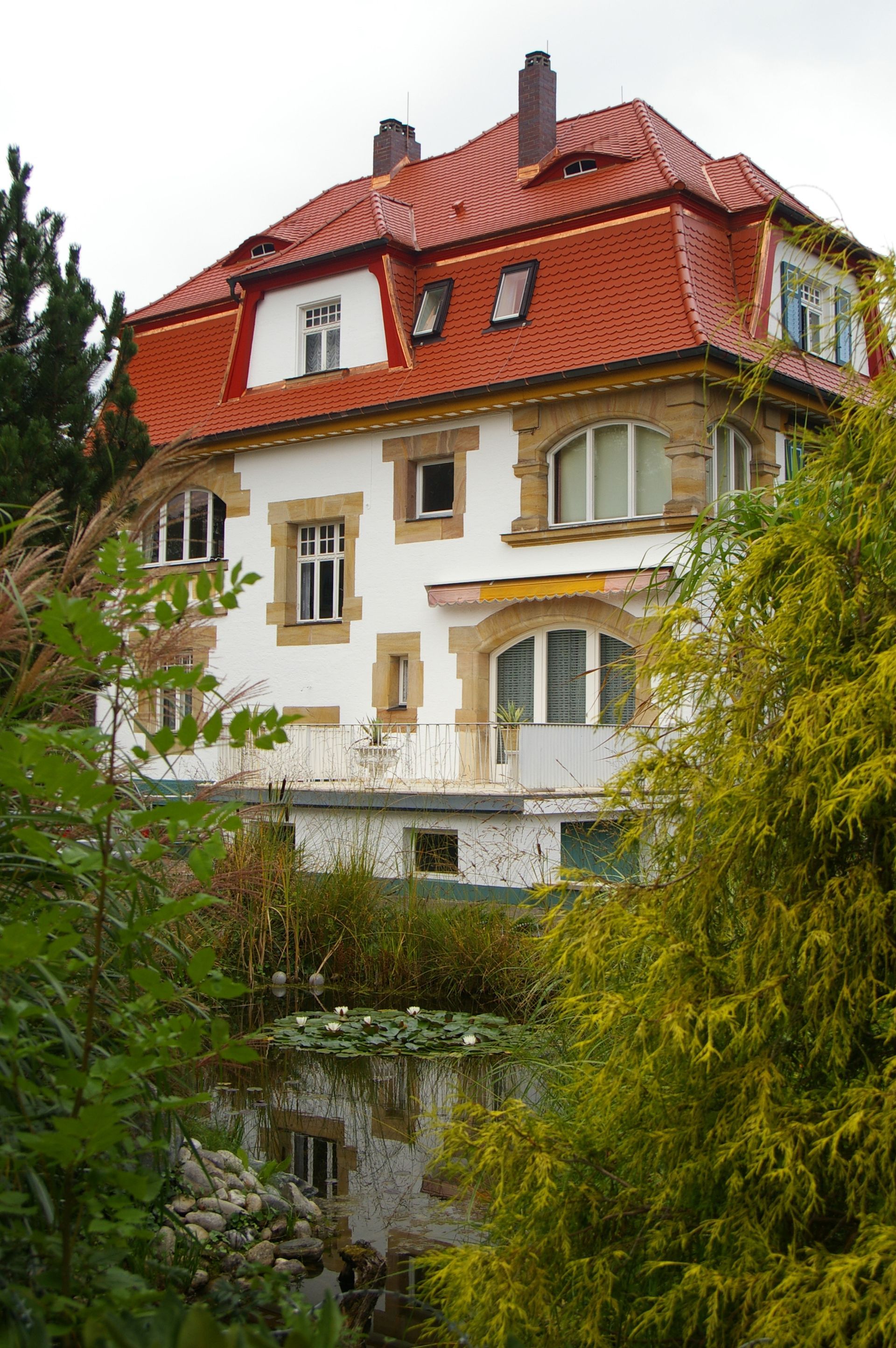 Villa in Roth mit Mansarddach und Biber-Doppeldeckung engobiert