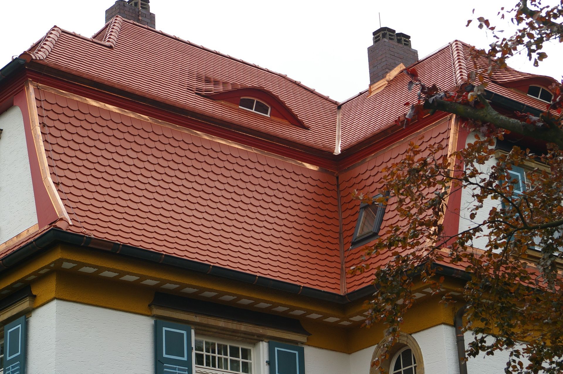 Villa in Roth mit Mansarddach und Biber-Doppeldeckung engobiert