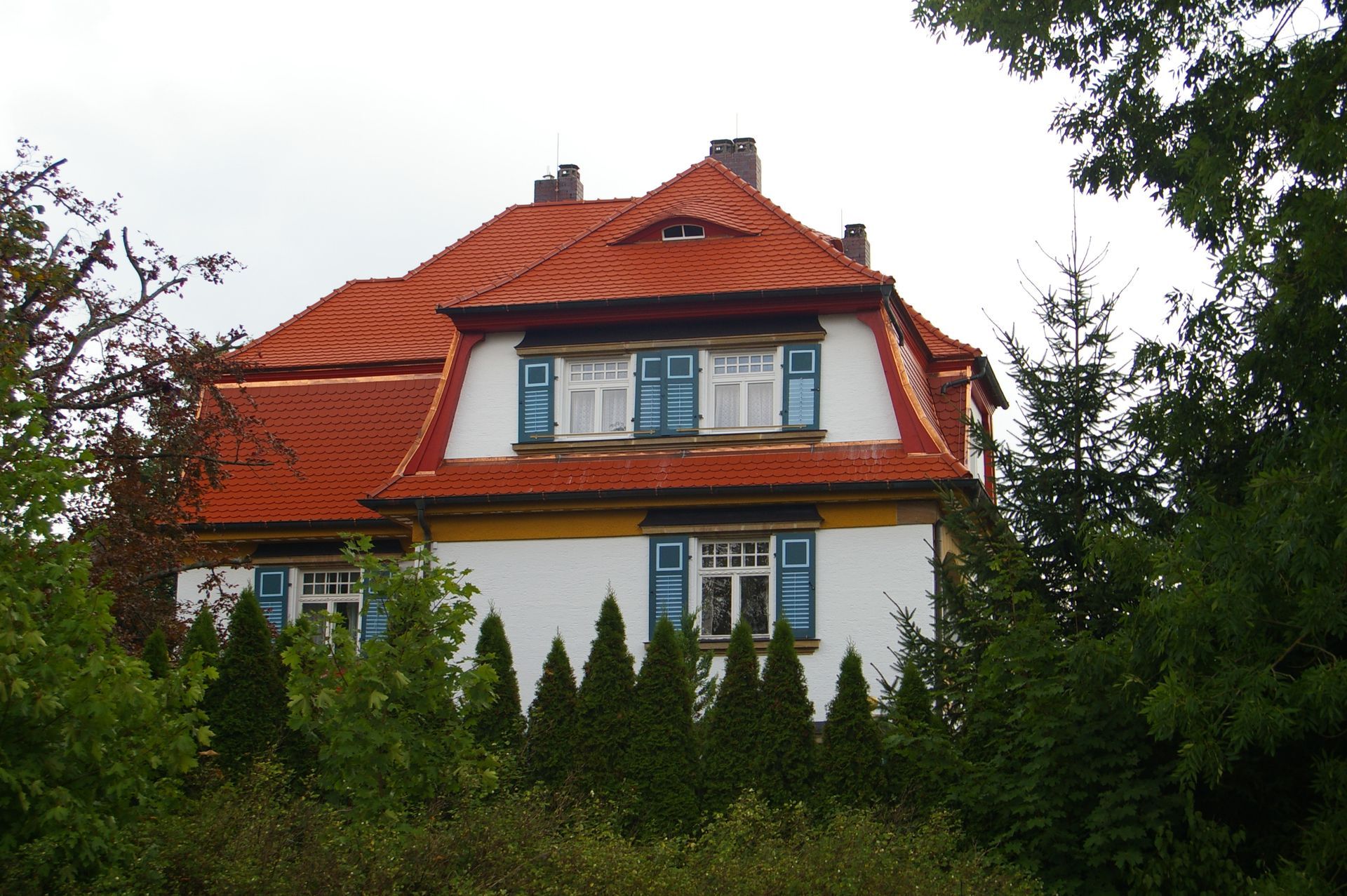 Villa in Roth mit Mansarddach und Biber-Doppeldeckung engobiert